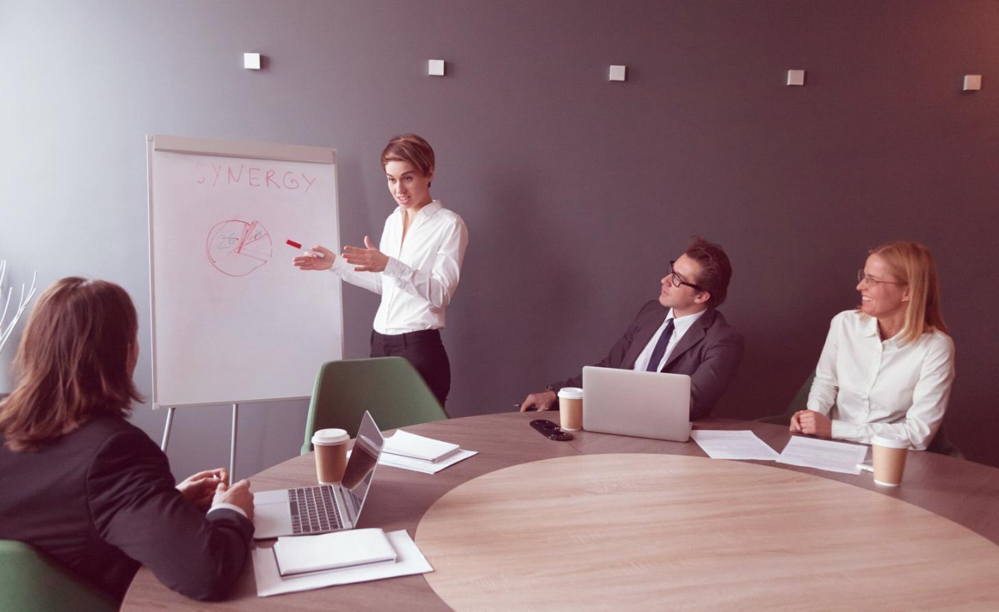 Persoană lucrând la planificarea bugetului lunar